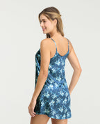 Pijama batola para mujer en tejido satinado azul con estampado floral, silueta amplia y tiras delgadas ajustables.