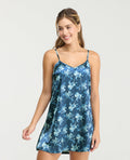 Pijama batola para mujer en satín azul con estampado floral, escote en V y tiras ajustables de silueta amplia.