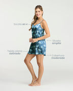 Pijama batola para mujer en tejido satinado azul con flores, escote en V y tiras ajustables de silueta amplia.