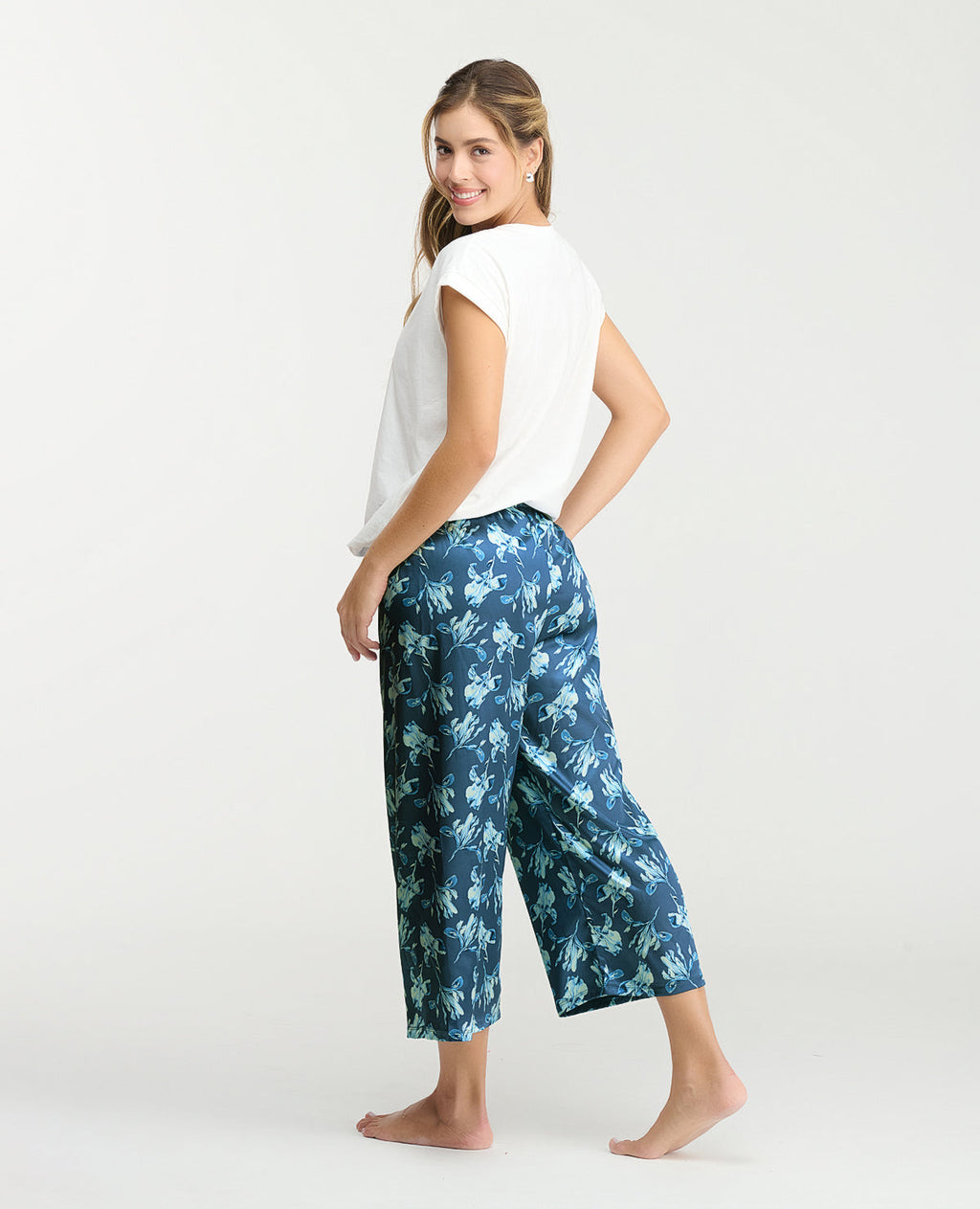 Pijama para mujer con pantalón capri satinado azul estampado y camiseta blanca de cuello redondo.