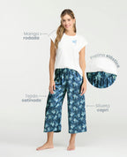 Pijama para mujer con camiseta blanca de manga rodada y pantalón capri satinado azul con estampado floral.