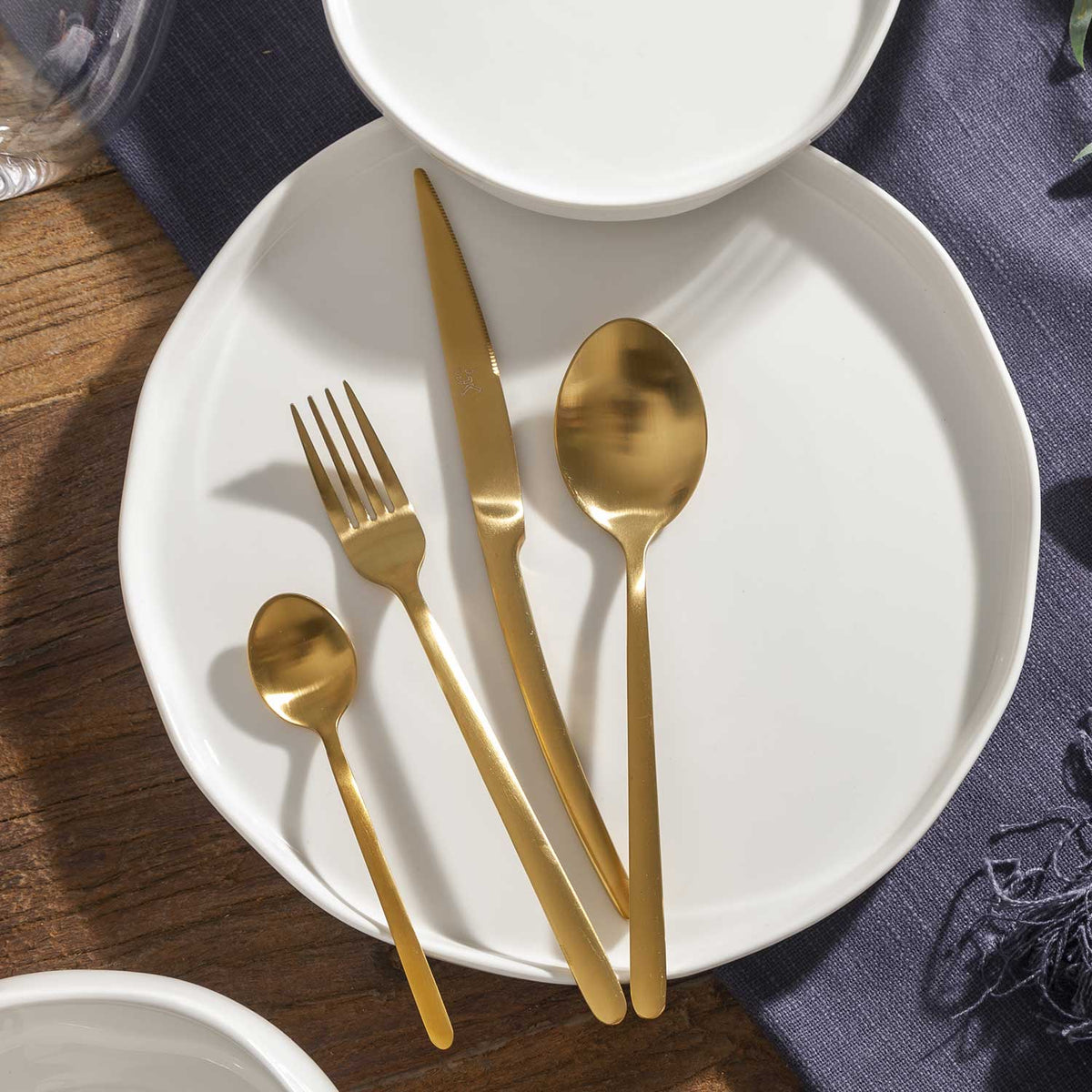 Set de cubiertos line dorado mate 16 pcs