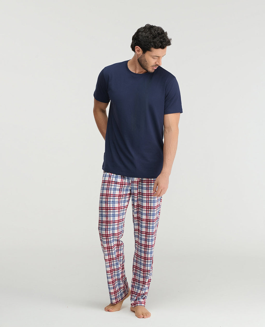 Pijama para hombre St. Even con camiseta azul de manga corta y pantalón largo a cuadros en tela piel de durazno.