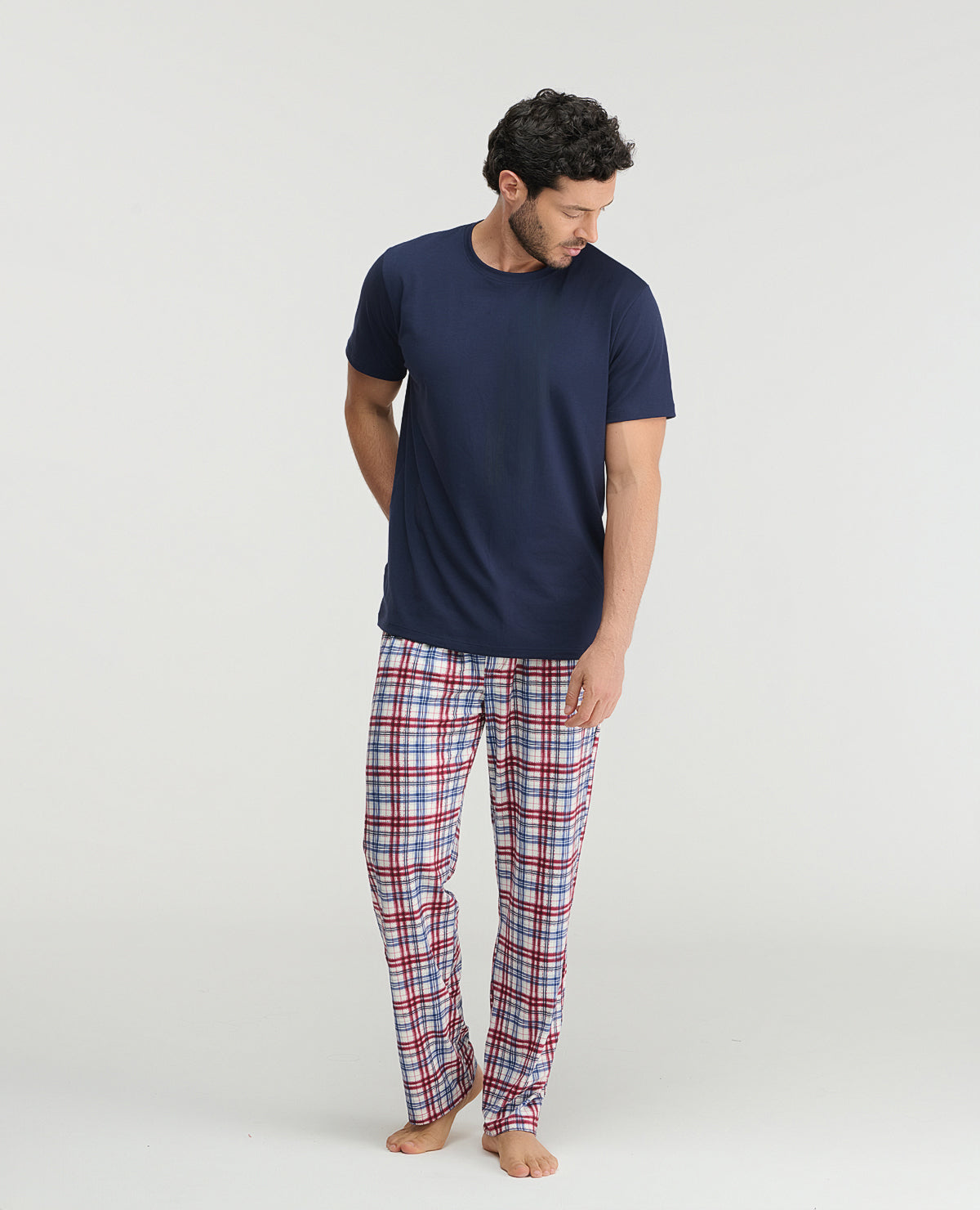Pijama para hombre St. Even con camiseta azul de manga corta y pantalón largo a cuadros en tela piel de durazno.