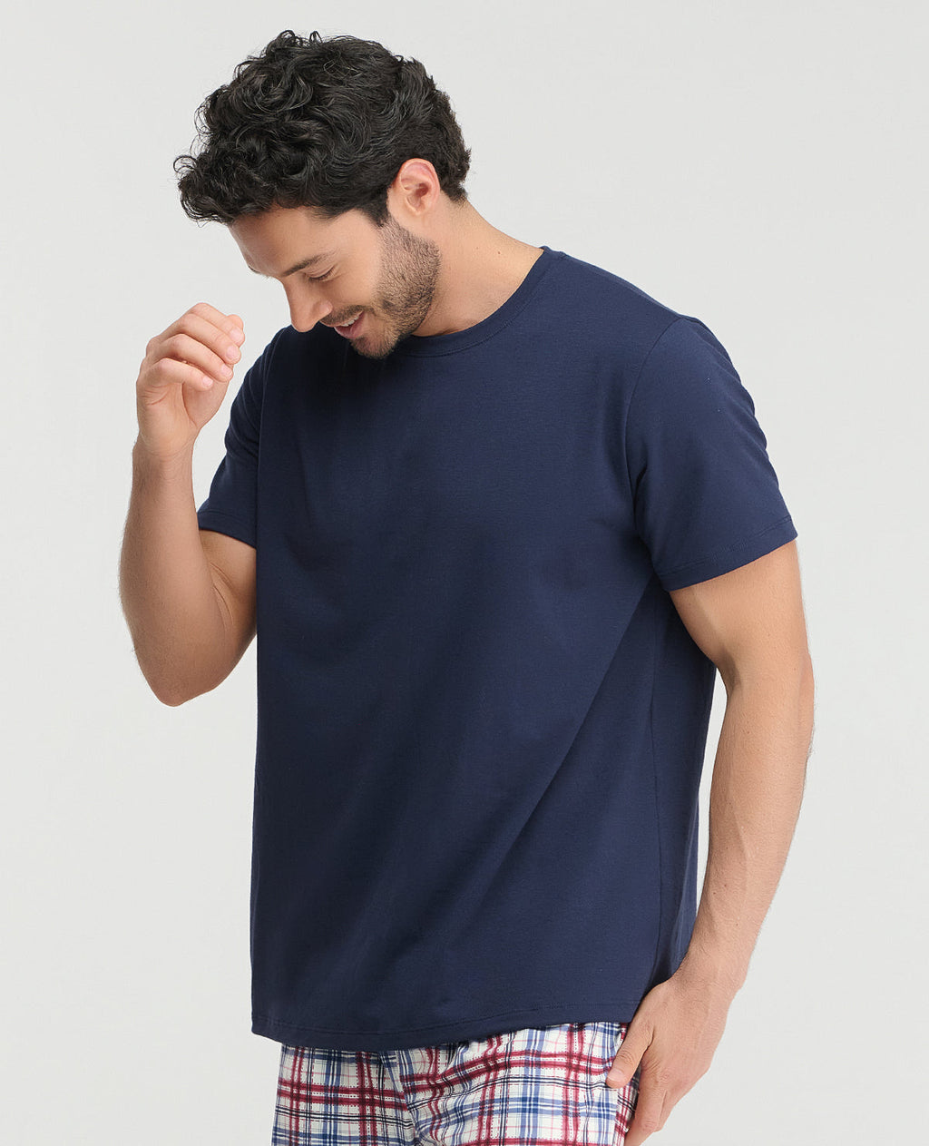 Pijama para hombre St. Even con camiseta azul de manga corta y pantalón de cuadros en tejido suave.