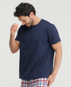 Pijama para hombre St. Even con camiseta azul de manga corta y pantalón de cuadros en tejido suave.