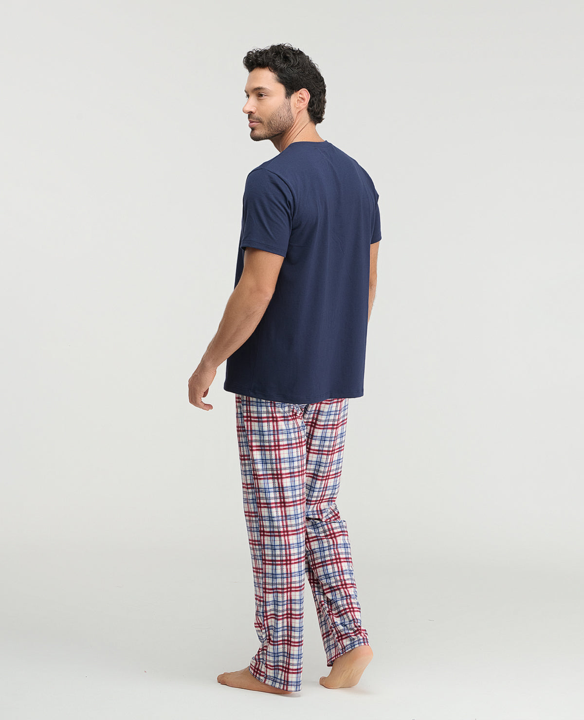 Pijama St. Even para hombre con camiseta azul de manga corta y pantalón largo a cuadros rojos y azules.