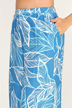 Pantalones Milk & Honey Pierna Ancha con Estampado de Hojas para Damas – vista 4