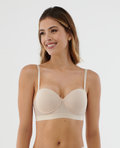 Brasier strapless color perla de base ancha con copas redondeadas en modelo de St. Even Colombia.
