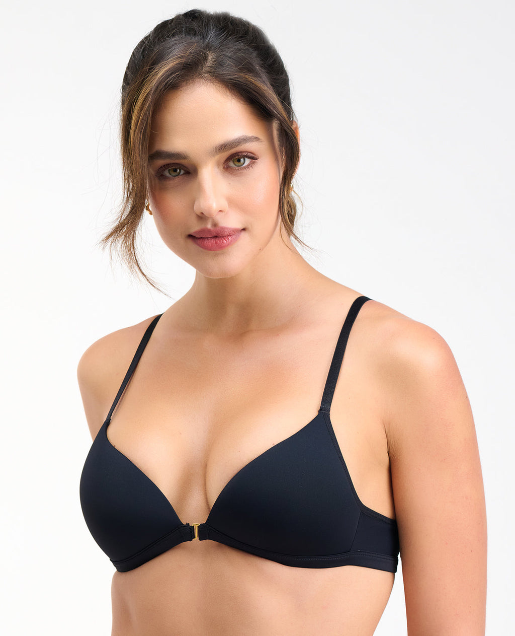 Modelo usando brasier negro de realce natural con abrochadura frontal dorada y cargaderas delgadas ajustables.