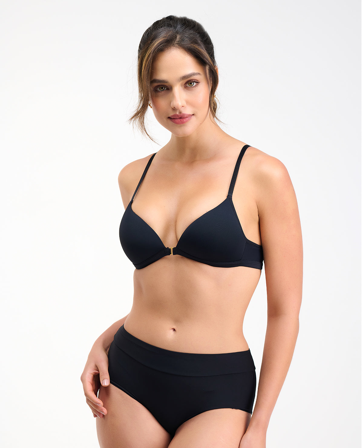 Modelo usando brasier negro de realce natural con abrochadura frontal y cargaderas delgadas ajustables.
