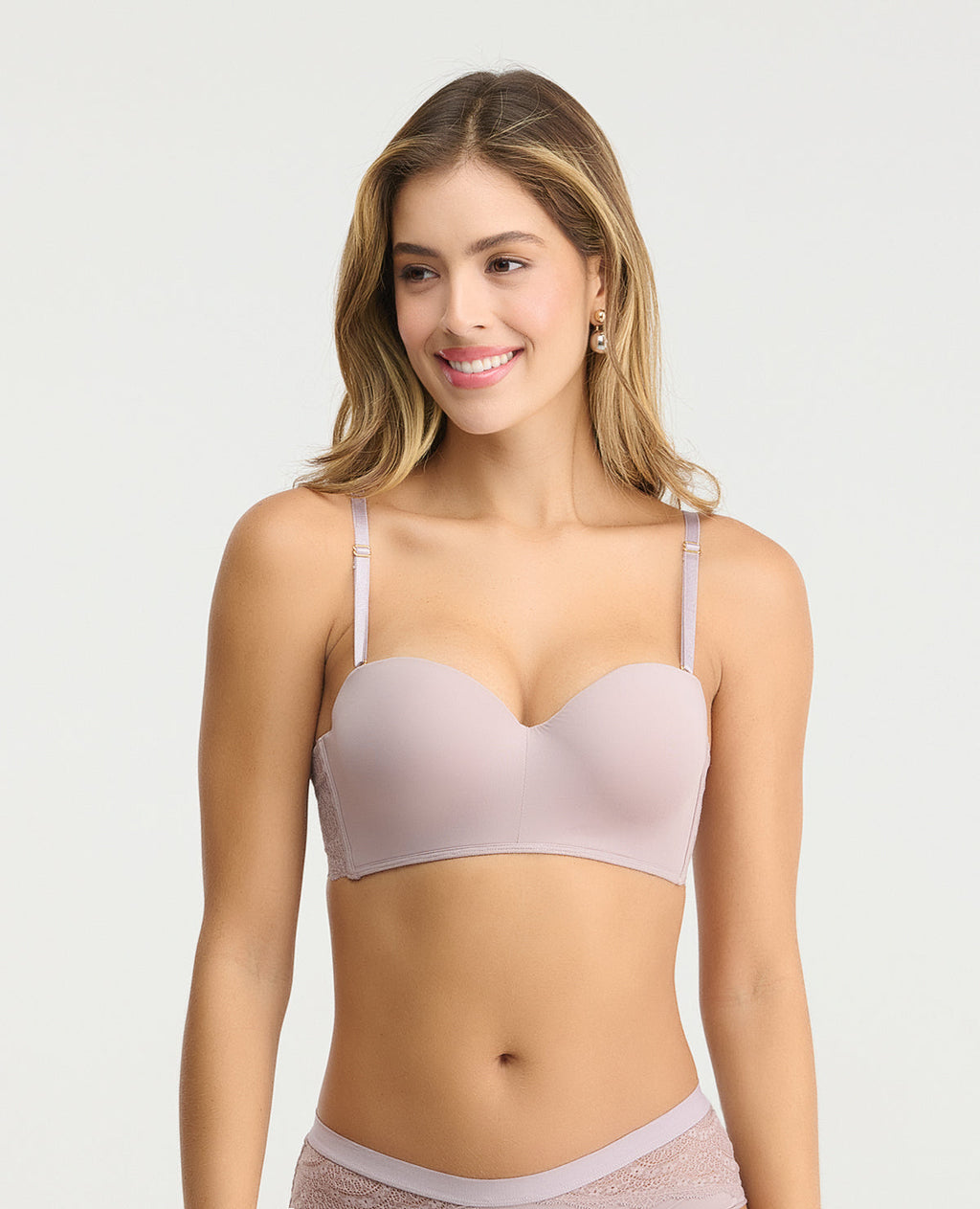 Brasier strapless malva con realce medio, copas lisas y cargaderas removibles para soporte y versatilidad.