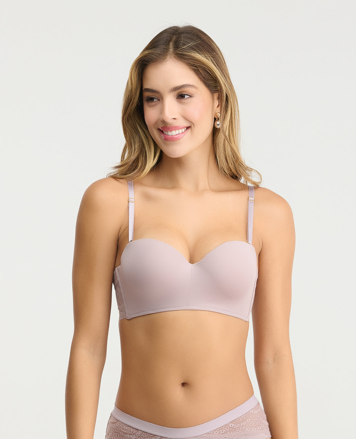 Brasier strapless malva con realce medio, copas lisas y cargaderas removibles para soporte y versatilidad.