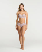 Brasier strapless malva de realce medio con varillas laterales y tiras removibles en modelo de pie.