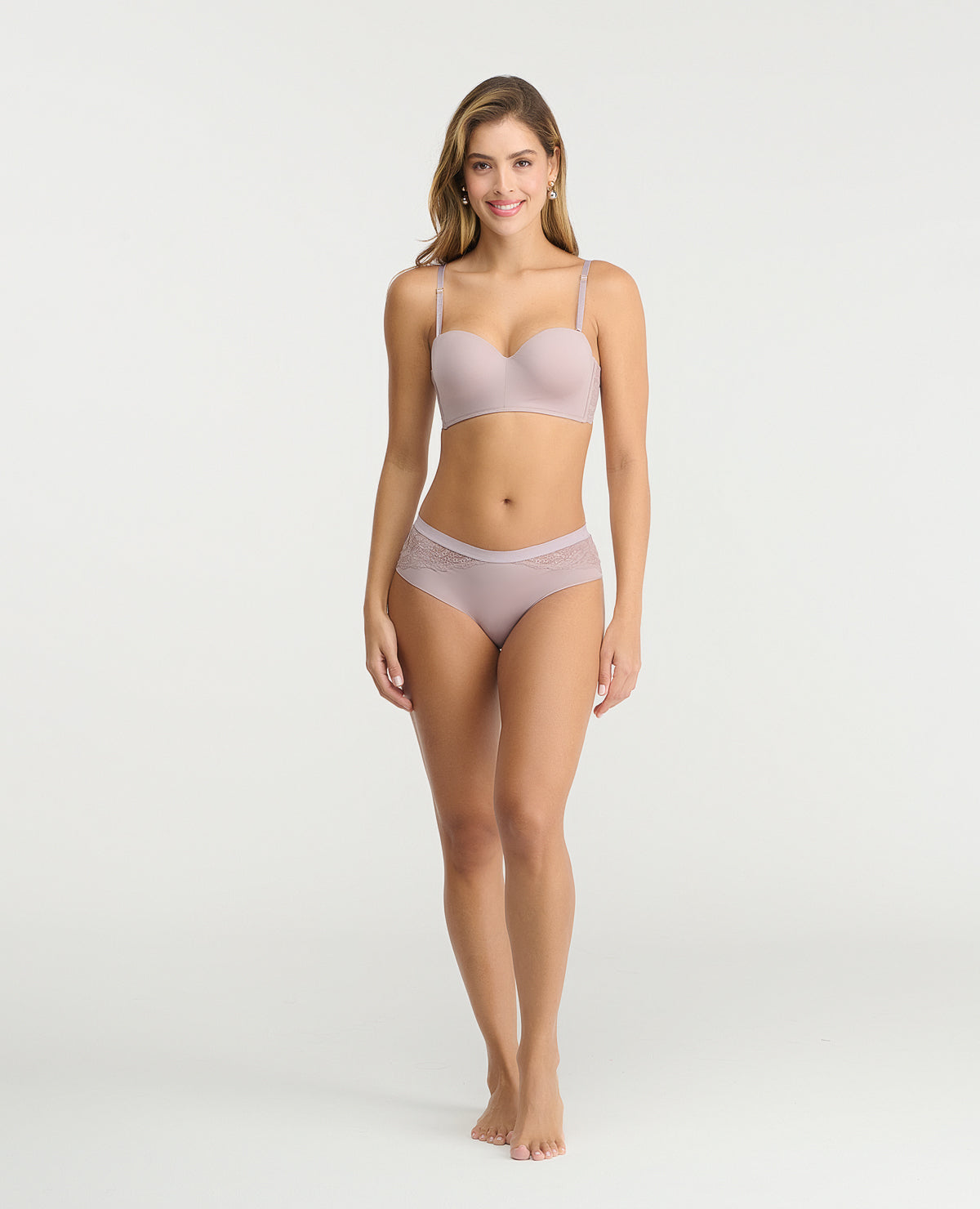 Brasier strapless malva de realce medio con varillas laterales y tiras removibles en modelo de pie.
