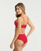 Cachetero rojo para mujer St. Even de tiro medio con encaje lateral y corte limpio, vista posterior en modelo.