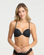 Modelo usando brasier negro de extra realce con broche magnético frontal y espalda atlética de encaje.