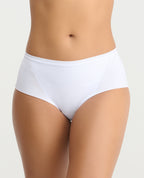 Vista frontal de cachetero blanco tiro medio para mujer con elástico en cintura y tecnología de corte limpio.