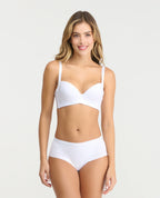 Modelo en panty cachetero blanco tiro medio con control de abdomen y corte limpio sin costuras frontales.