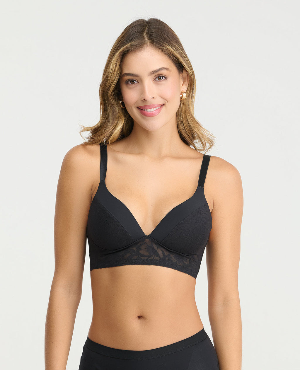 Brasier negro de realce natural con detalles en encaje, escote profundo y cargaderas ajustables para mujer.