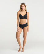 Brasier negro de realce natural con encaje en la base y cargaderas ajustables sobre modelo en fondo blanco.