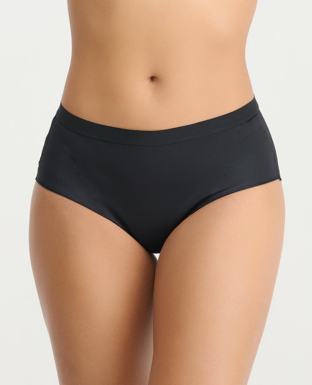 Panty de cintura alta en color negro con elástico suave para control de abdomen y acabado invisible.