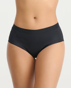 Panty de cintura alta en color negro con elástico suave para control de abdomen y acabado invisible.