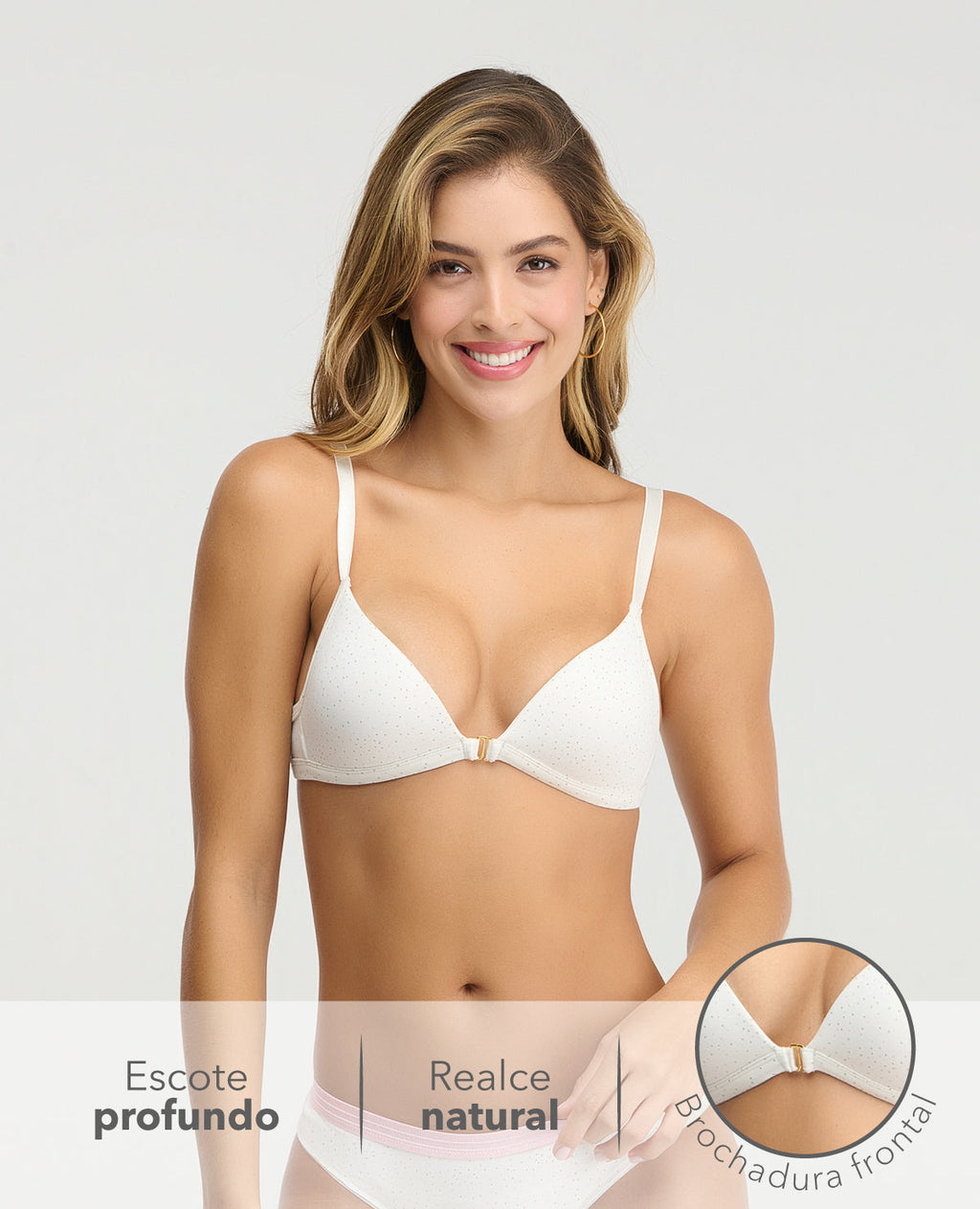 Brasier blanco con realce natural, escote profundo y detalle de broche frontal en primer plano.