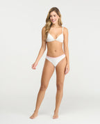 Brasier blanco con realce natural, escote profundo y broche frontal metálico en conjunto con panti para mujer.