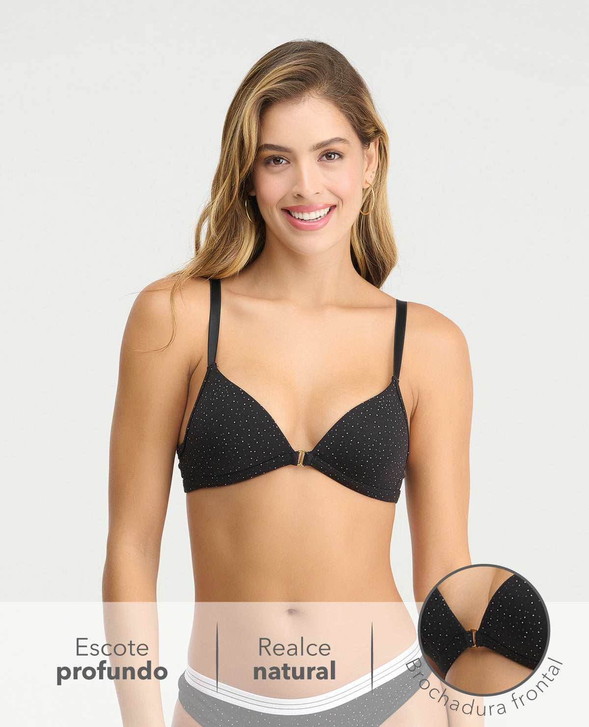 Brasier negro con puntos, realce natural, escote profundo y detalle de broche frontal dorado en primer plano.