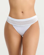 Panty brasilera blanca semidescaderada con elástico en cintura y detalles de encaje frontal en fondo blanco.