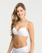 Brasier blanco con realce medio y escote profundo, detalles de encaje y cargaderas ajustables en modelo sonriente.