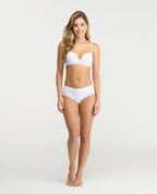 Brasier blanco de realce medio y escote profundo con detalles de encaje y cargaderas ajustables en modelo.