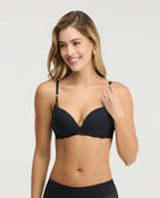Brasier negro de realce medio con escote profundo, base de encaje y tiras ajustables decorativas en modelo.