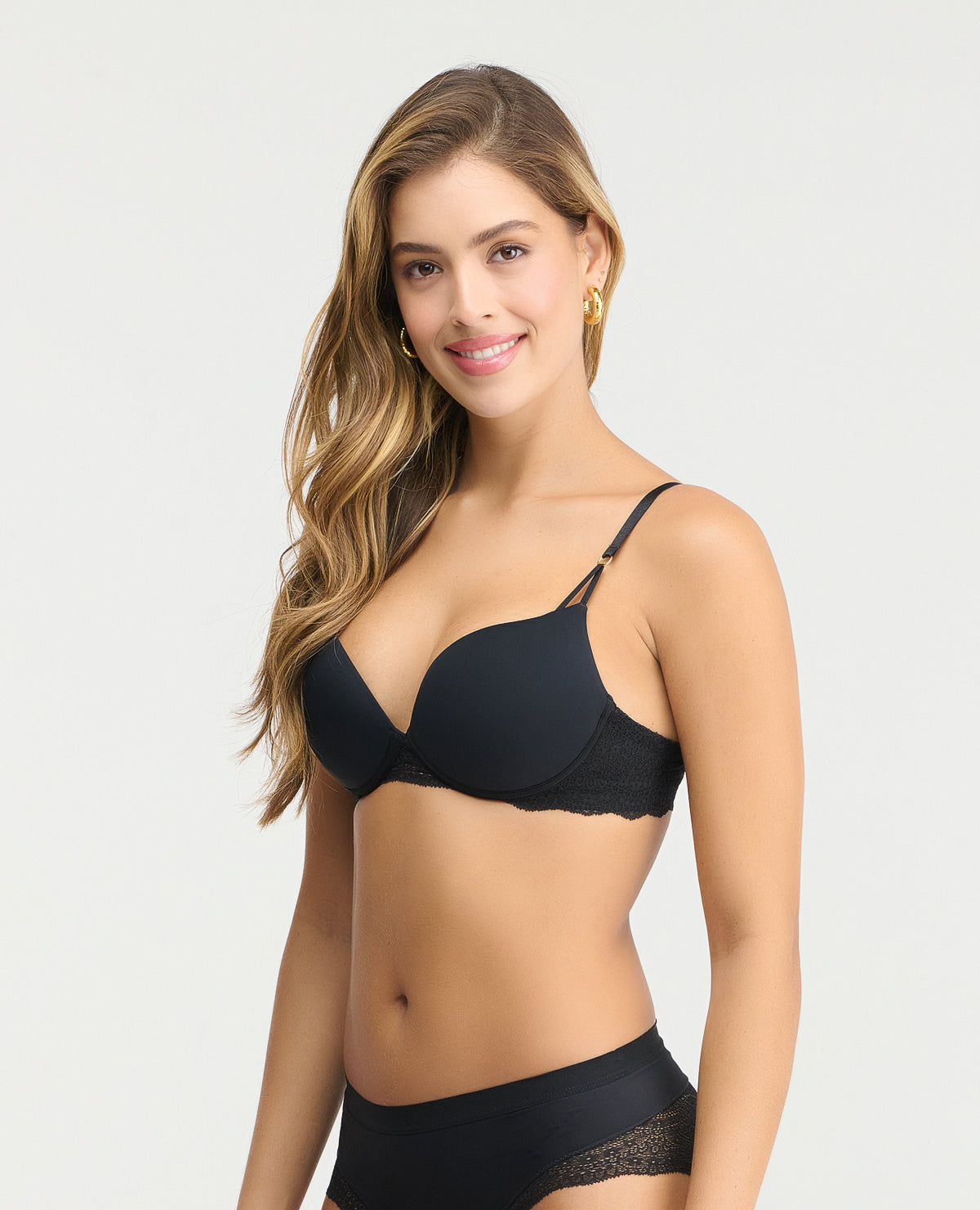 Brasier negro de realce medio y escote profundo con base de encaje y tirantes dobles decorativos ajustables.