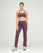 Top deportivo morado con copas fijas suaves y cargaderas dobles, conjunto de ropa deportiva para mujer.
