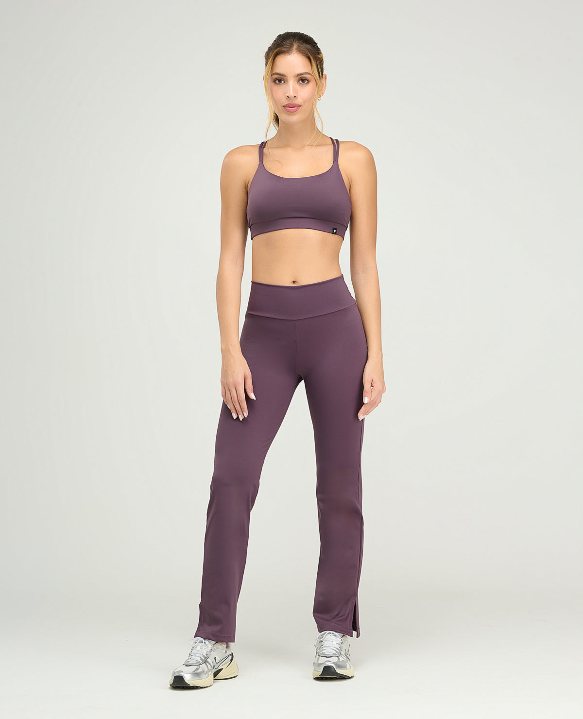Top deportivo morado con copas fijas suaves y cargaderas dobles, conjunto de ropa deportiva para mujer.
