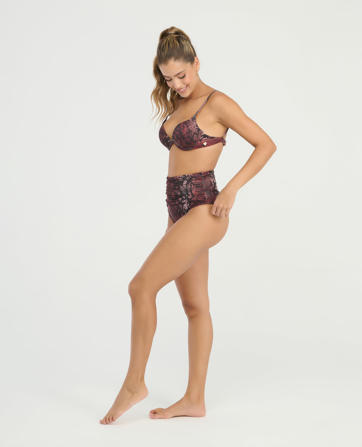 Top de bikini brasier de baño con estampado de serpiente, copas fijas y realce medio marca St. Even.
