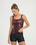 Vestido de baño tankini con estampado animal print vinotinto y panty tipo bóxer negro de St. Even.