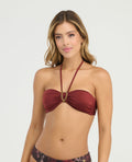 Top de baño strapless granate con detalle dorado frontal y tiras ajustables al cuello, moda playera hecha en Colombia.