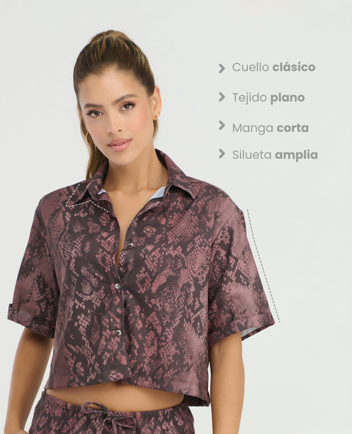 Camisa de botones manga corta para mujer con estampado animal print, silueta amplia y cuello clásico.