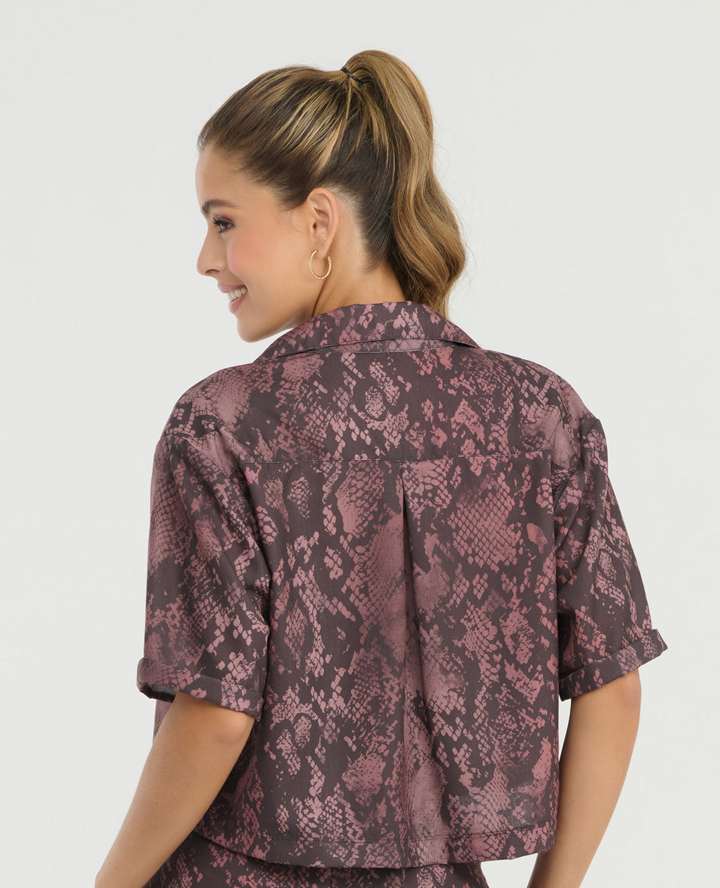 Camisa manga corta para mujer con estampado animal print tipo piel de serpiente, silueta amplia y cuello clásico.