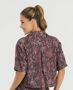 Camisa manga corta para mujer con estampado animal print tipo piel de serpiente, silueta amplia y cuello clásico.