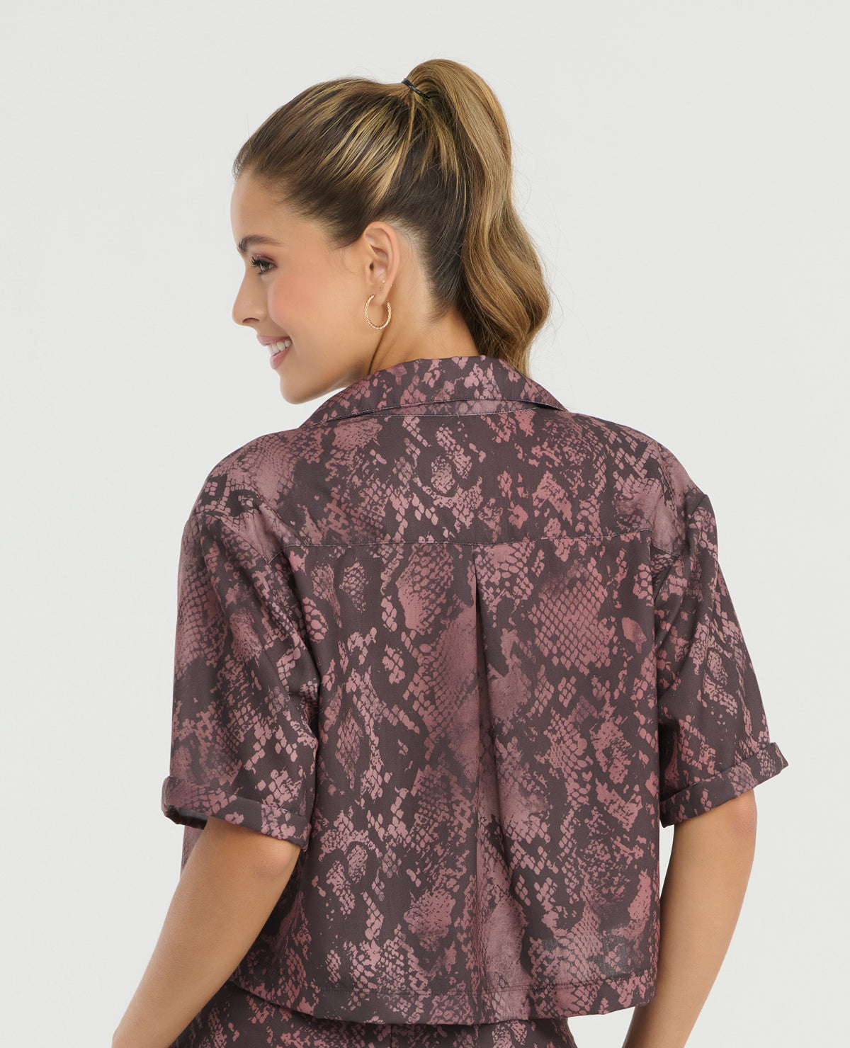 Camisa manga corta para mujer con estampado animal print tipo piel de serpiente, silueta amplia y cuello clásico.