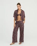 Camisa de botones manga corta para mujer, silueta amplia con estampado animal print en tono vino tinto.