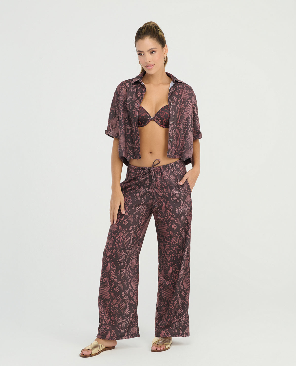 Camisa de botones manga corta para mujer, silueta amplia con estampado animal print en tono vino tinto.