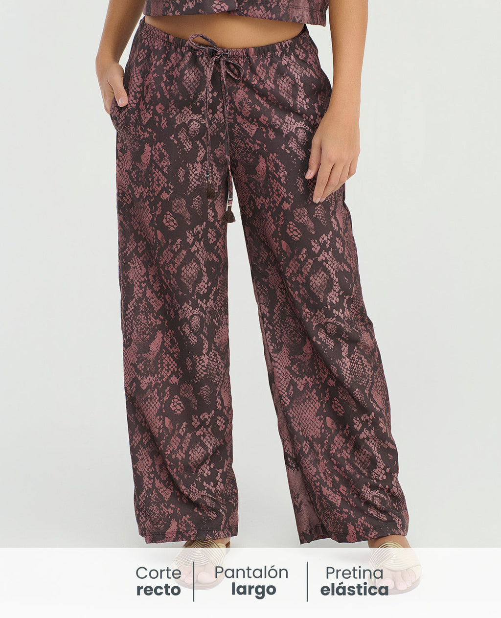 Pantalón corte recto con estampado animal print, pretina elástica y tiras ajustables con borlas de St Even.