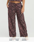 Pantalón corte recto con estampado animal print, pretina elástica y tiras ajustables con borlas de St Even.
