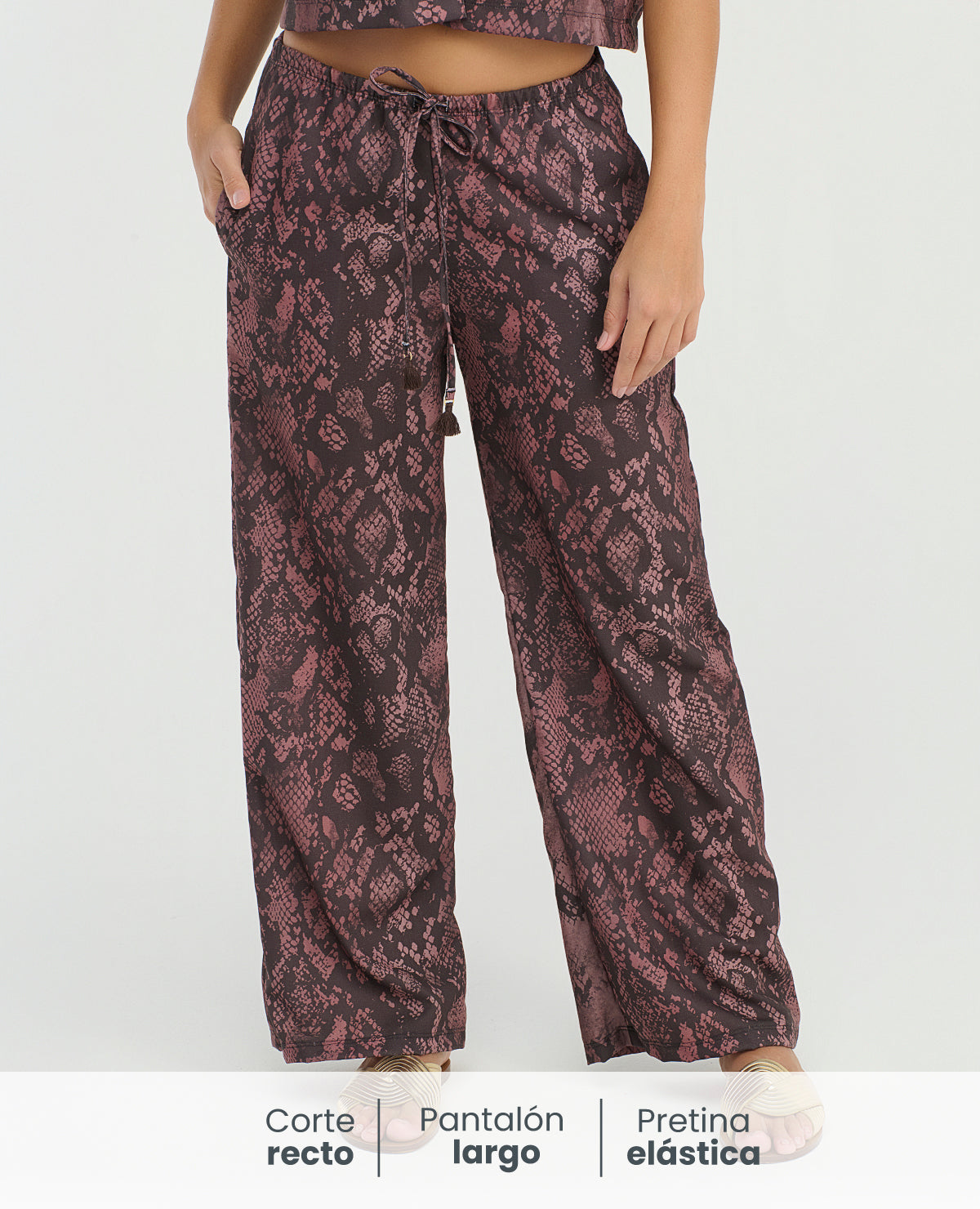 Pantalón corte recto con estampado animal print, pretina elástica y tiras ajustables con borlas de St Even.