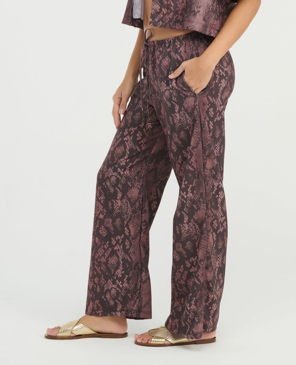 Pantalón de corte recto para mujer con estampado animal print, pretina elástica y tiras ajustables con borlas.